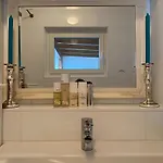 Charming Hideaway - Self Check-in - 1br *