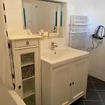 Charming Hideaway - Self Check-in - 1br