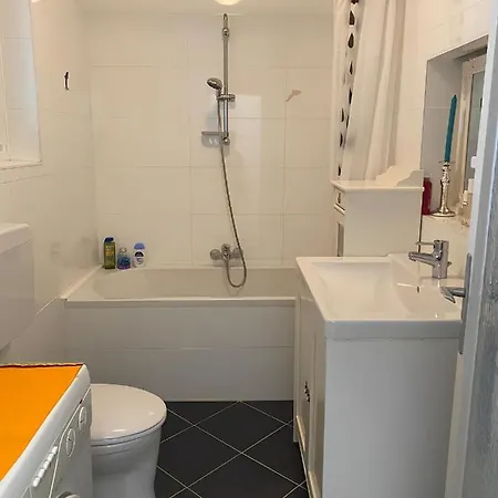 Daire Charming Hideaway - Self Check-in - 1br *