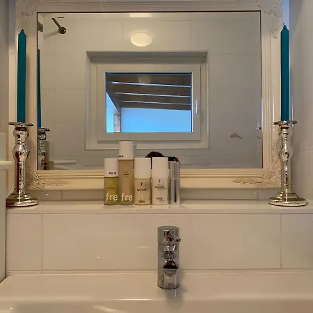 Charming Hideaway - Self Check-in - 1br *
