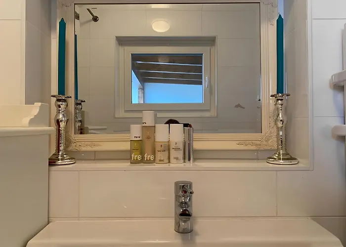 Charming Hideaway - Self Check-in - 1br *