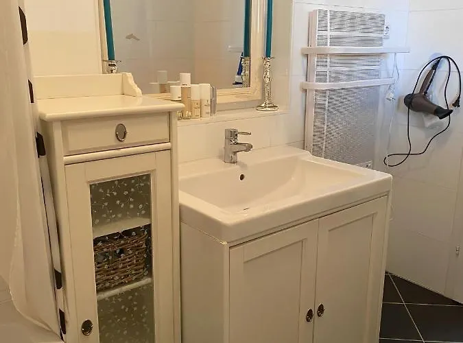 Charming Hideaway - Self Check-in - 1br